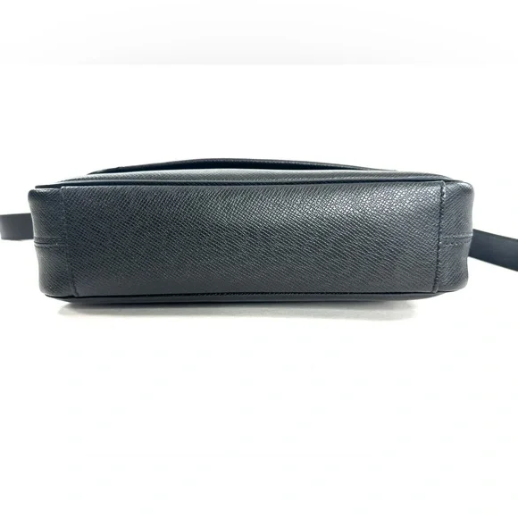 Louis Vuitton District PM Black Taiga Messenger Crossbody Shoulder Bag Dust Bag - Picture 5 of 16